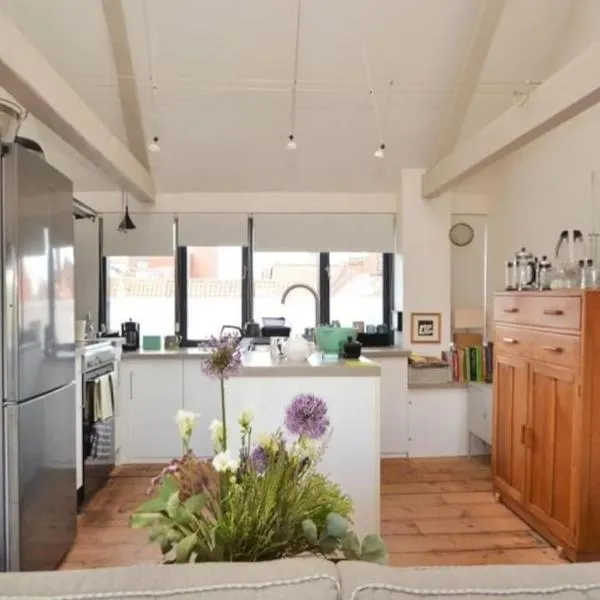 Contractor and Family friendly Grade II townhouse- 3 bedrooms- free parking, hotel in Norwich