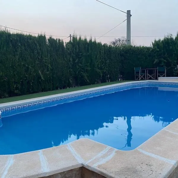 Encantador y acogedor alojamiento con piscina, hotel di Monserrat