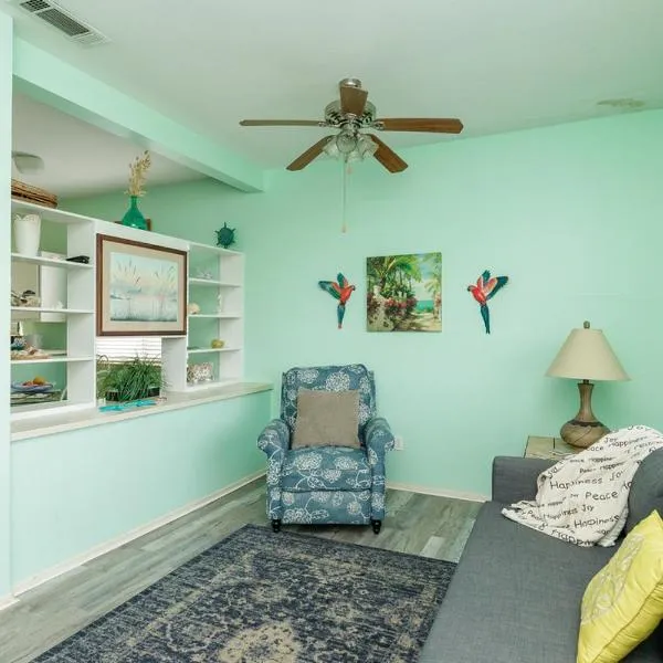 Corpus Christi-Padre Island condo is walking distance to beach by Mustang Island, Sleeps Four, 2024 Traveler Award, hotel v destinácii Padre Island