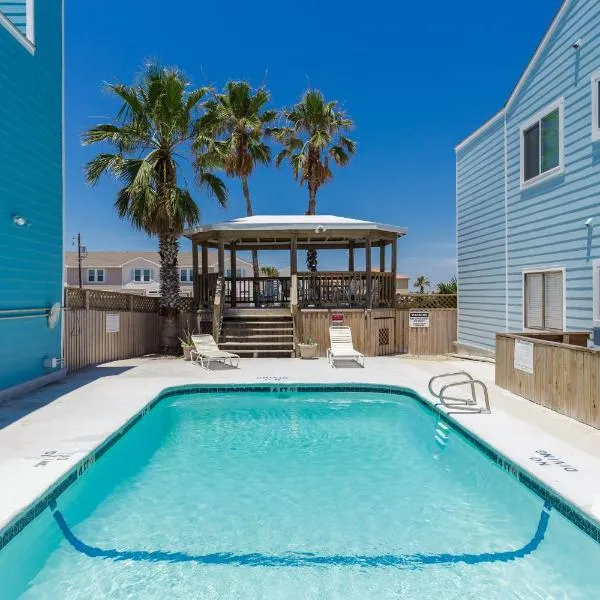 Affordable family condo -walking distance to beach by Mustang Island, Sleeps Four, 2025 Traveler Award, hotel v destinaci Padre Island