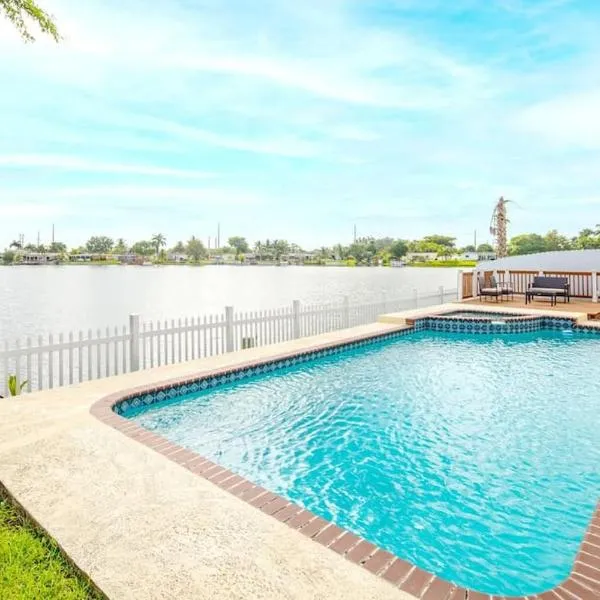 Stunning Lake-Front Villa with Pool & Spa, hotel en Pembroke Pines