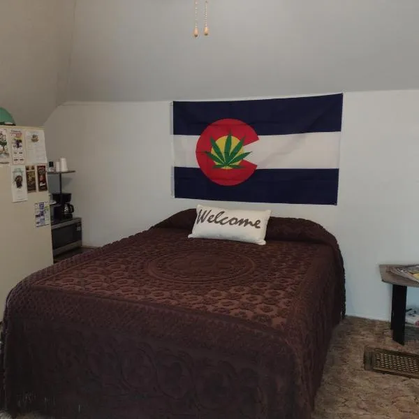 Quiet upstairs studio close to town 420 friendly, hotell i Trinidad