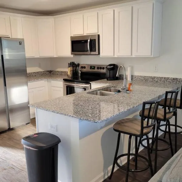 SC 3755 New 2 bedroom Townhouse Ft Jackson & USC, hotel in Columbia
