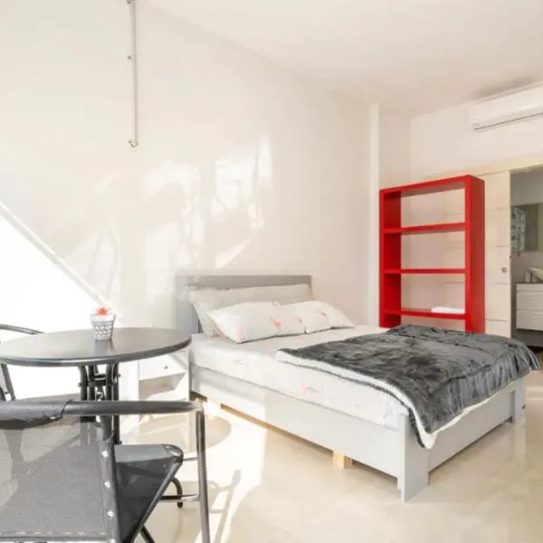 Elegant Studio in New Atlit with Garden & BBQ, 3 Min to Beach, Free Netflix, Hotel in Atlit