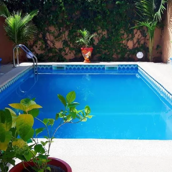 Superbe villa avec piscine à Mbour, hotel in Sali Nianiaral
