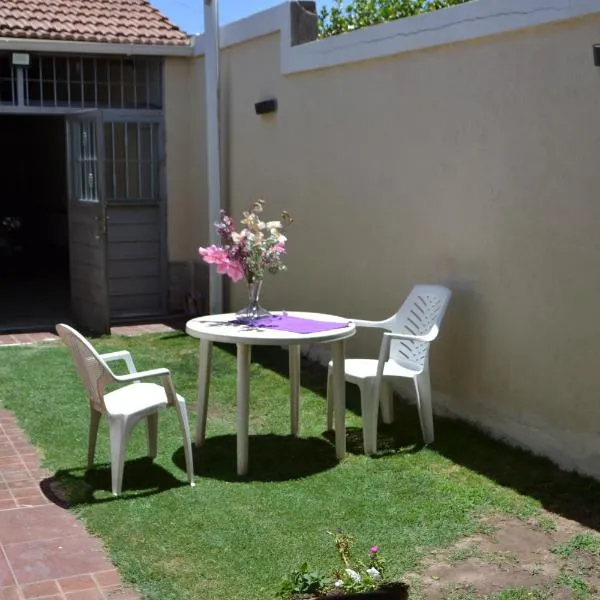 AMPLIA CASA CON COCHERA, IDEAL HASTA 7 pasajeros, hotelli kohteessa Mendoza
