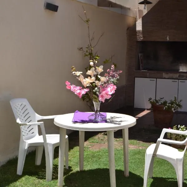 Casa ideal hasta 7pax con cochera propia, hotel in Mendoza
