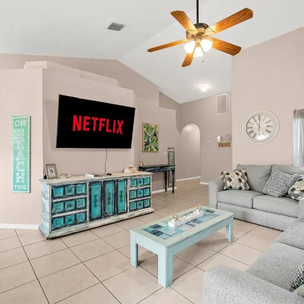 Sunset Serenity - 3BR Beach Townhome with outdoor patio - NEW HOT TUB, Steps to Ocean Fun!, hotel v destinaci Melbourne