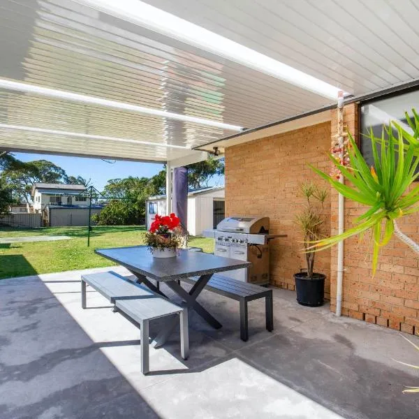 Sea and Sun Pet Friendly 4 Mins to Beach, hotel in Callala Beach