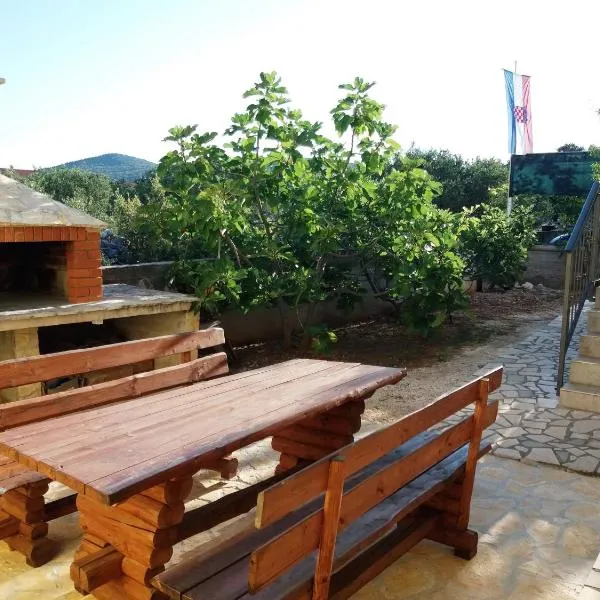 Apartments with parking space Cove Ljubljeva, Trogir - 18371, hotel a Vinišće