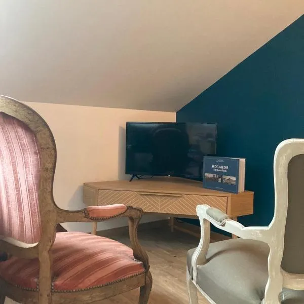 Chambre triple proche plage – hotel w mieście Lancieux