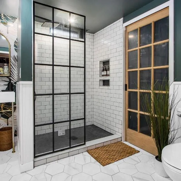Boho cozy home, quiet, free parking (private room unless specified), hotel in Kalamazoo