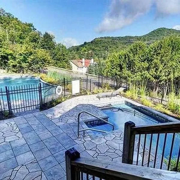 Condo entier, fully equiped pool and Spa only in summer, hotel in Mont-Tremblant
