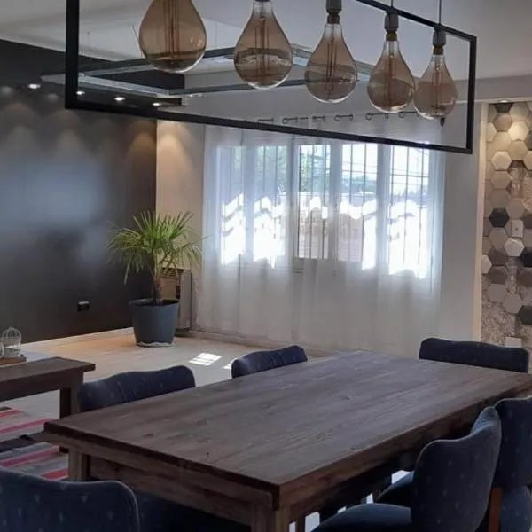 Departamento céntrico en San Martín, amplio, con aire acondicionado y cochera privada, hotel v destinaci San Martín