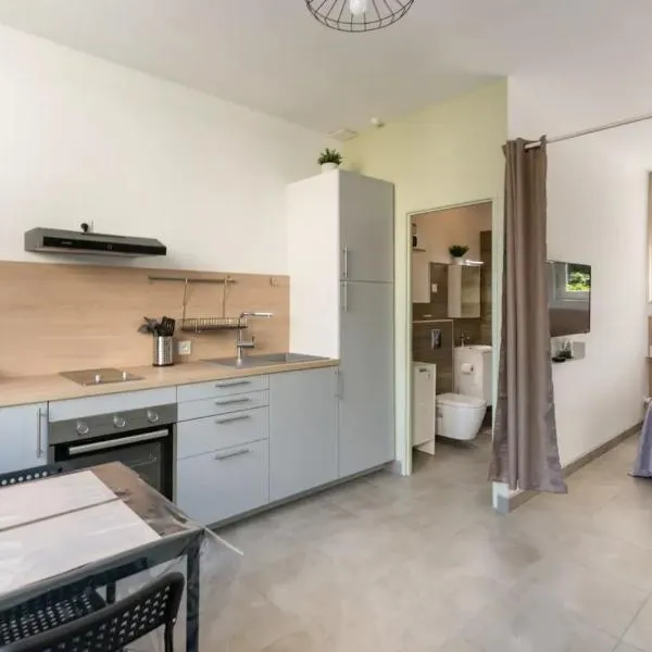 La Maisonnette du Parc au Cœur de ville & parking privé, hotel a Le Creusot