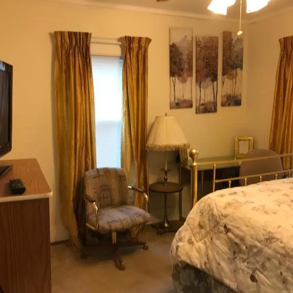 Room - Airport, Eastman Dental, UofR & Medical Ctr at Strong Hospital-Professionals Welcomed, hotel in Rochester