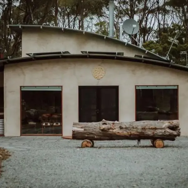 Three Little Pigs Escape - MAIN HOUSE - OFF GRID, hotel in South Bruny