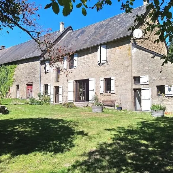 Belle Longere de 10 couchages - lac de vassiviere, hotel in Peyrelevade