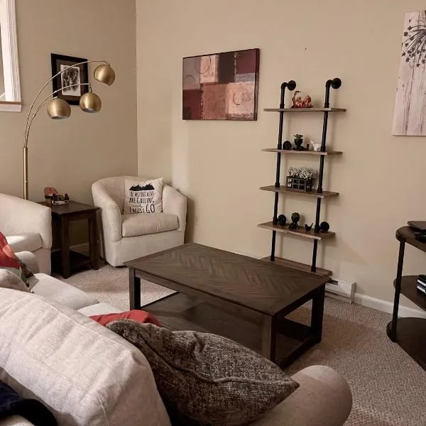 Spacious 3BR 3BA Sleeps 8 Ski On Off Jiminy Mountain Resort, hotel v destinaci Hancock