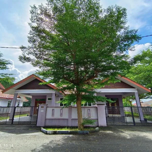 Seri Guesthouse Dungun, hotel in Kampong Sura Masjid