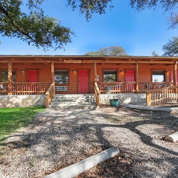 Wimberley Log Cabins Resort and Suites- Unit 8, hótel í Pleasant Valley Crossing