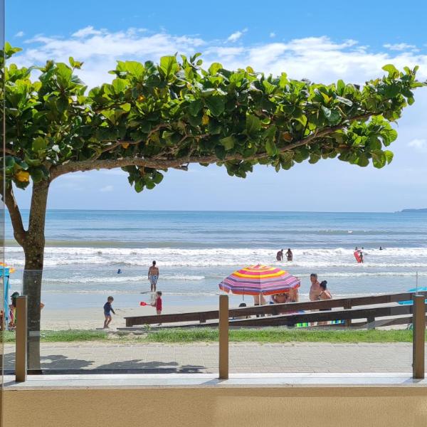 Apto pé na areia em Meia Praia Itapema, 3 dormitórios