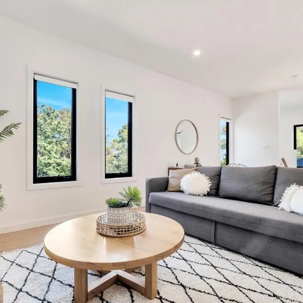 Spacious modern 3 bdr home minutes from beach, hotell i Merewether