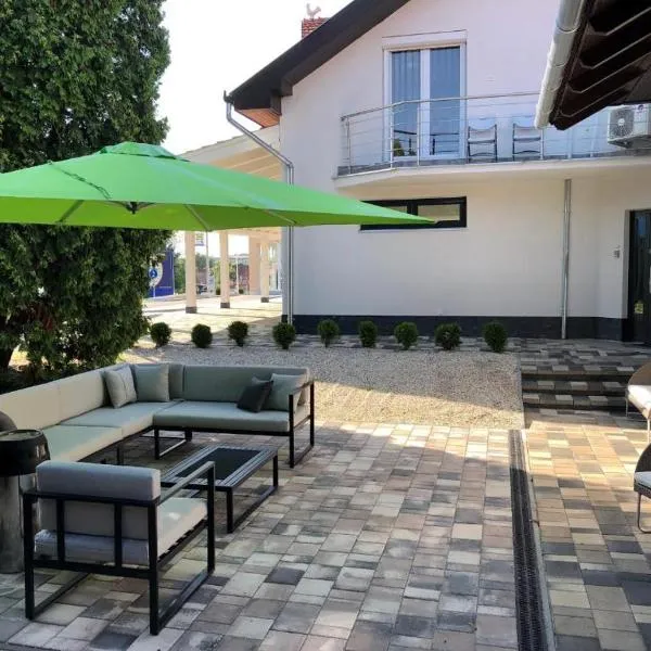 White Apartman Siófok 2, hôtel à Siófok