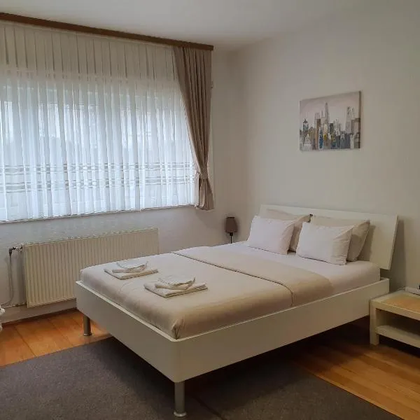 Studio Apartman 11, hotel v destinaci Bihać