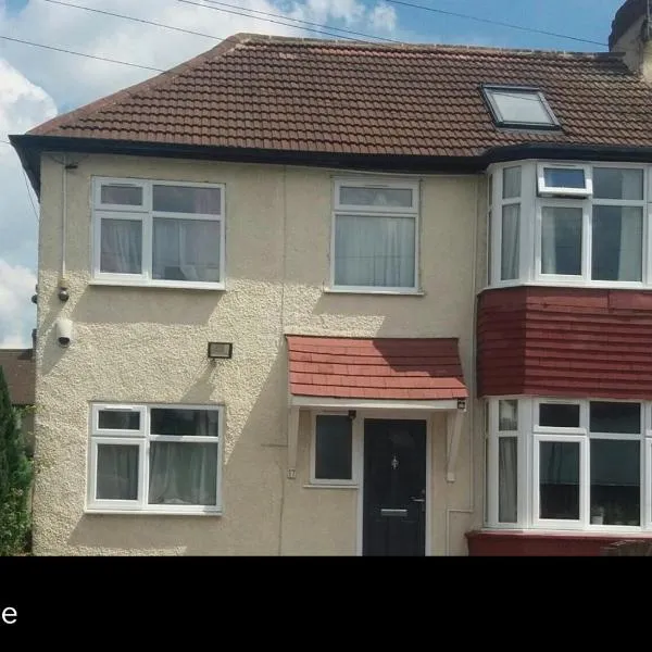 Double Rooms in Shared Home, hotel v destinaci Enfield