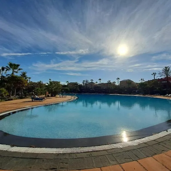 MY PRETTY HOME - Lovely and spacious surrounded by tropical gardens - private covered and uncovered terrace - pool - parking - FREE FIBRE OPTIC INTERNET، فندق في كوراليخو