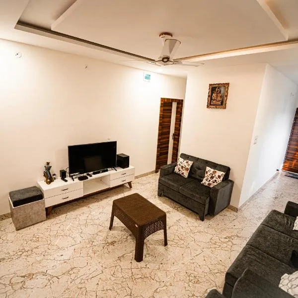 Staeg Cozy Penthouse 2BHK – hotel w mieście Indore