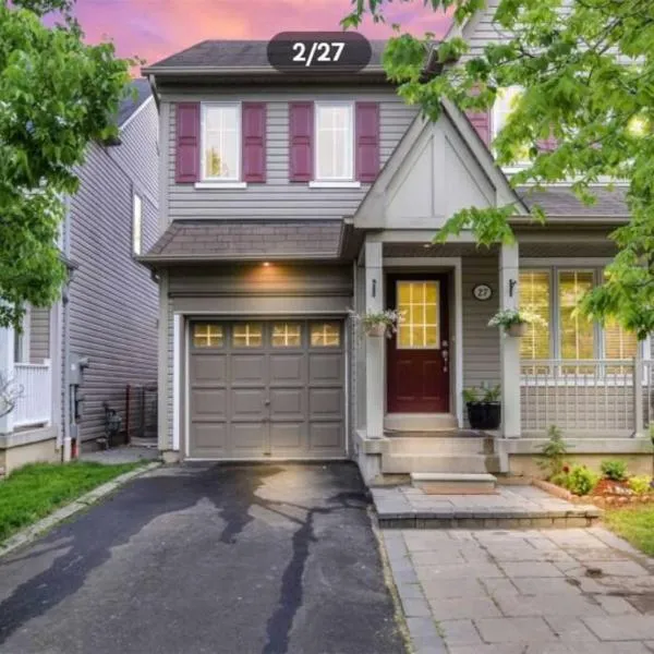 Entire 4 bed room detached residential home, hotel v destinaci Ajax