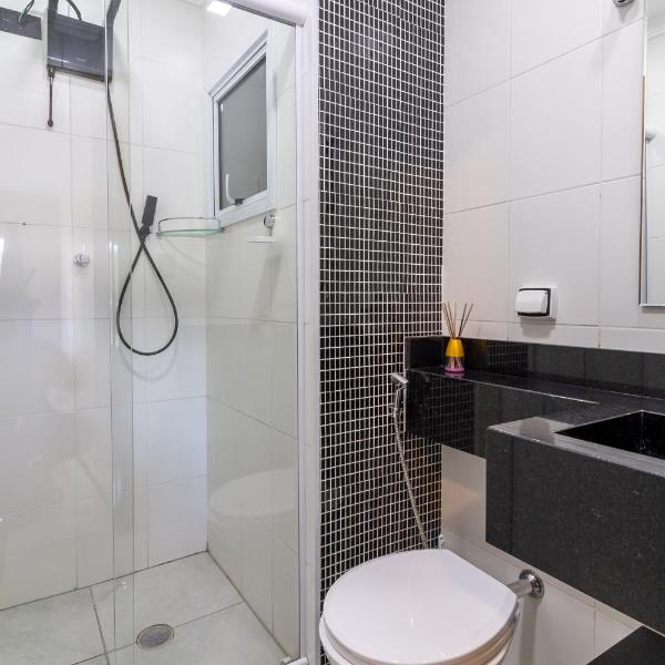 Refúgio Aconchegante no Canto do Forte Apê com 2 Quartos, Suíte, Wi-Fi e Garagem - Foto 3