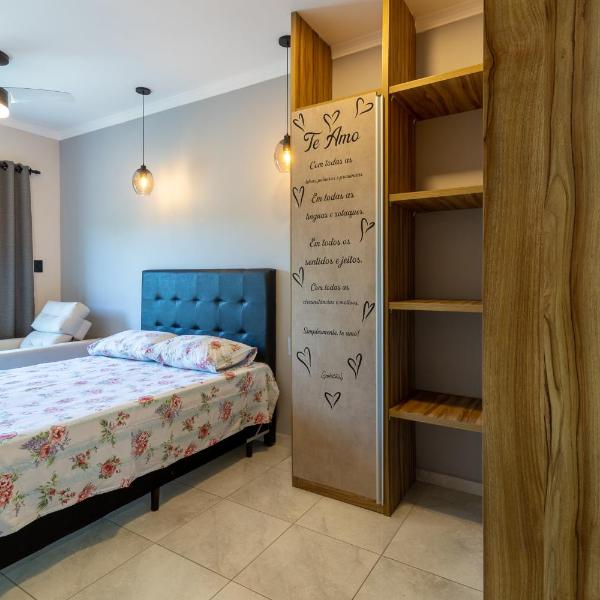 Refúgio Aconchegante no Canto do Forte Apê com 2 Quartos, Suíte, Wi-Fi e Garagem - Foto 2