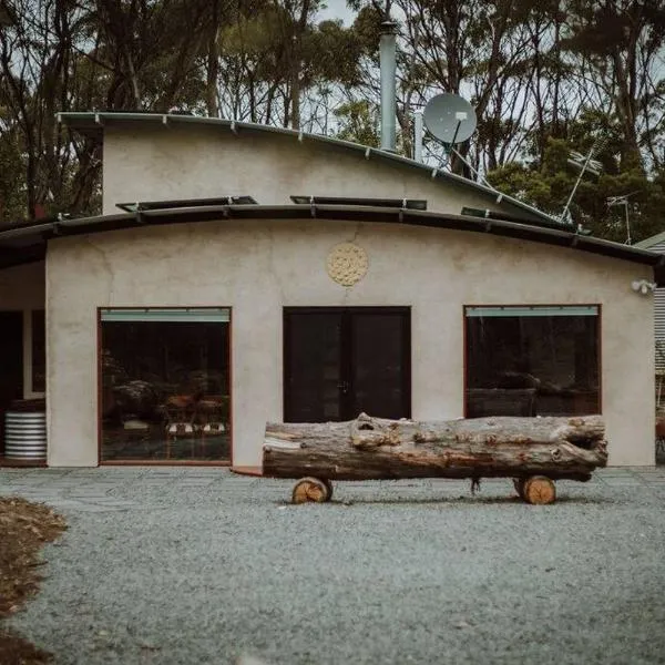 Three Little Pigs Escape - Main and Cabin - OFF GRID property, hotel v destinaci South Bruny