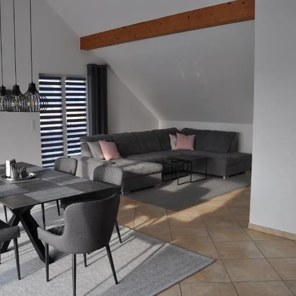 Schnurs Ferienwohnung โรงแรมในRömerberg