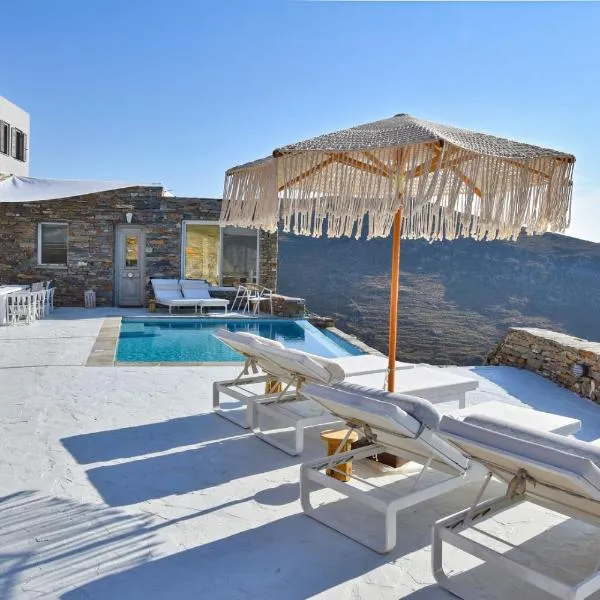 Luxurious Villa Luna with a swimming pool and a fantastic sea and sunset view, khách sạn ở Ioulida