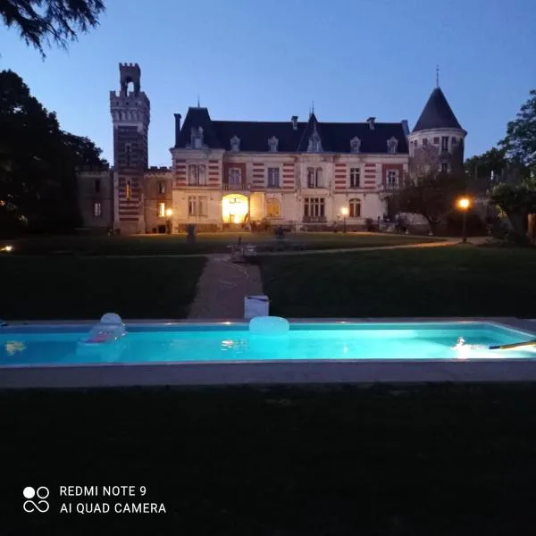 la tour carrée d'un chateau, khách sạn ở Auzouer-en-Touraine