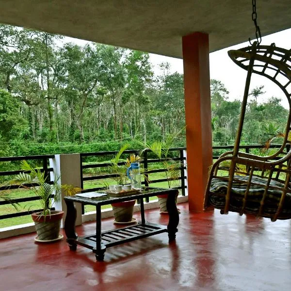 Rainy Cloud Homestay with Balcony, Estate, Home Food, hotel in Mudigere