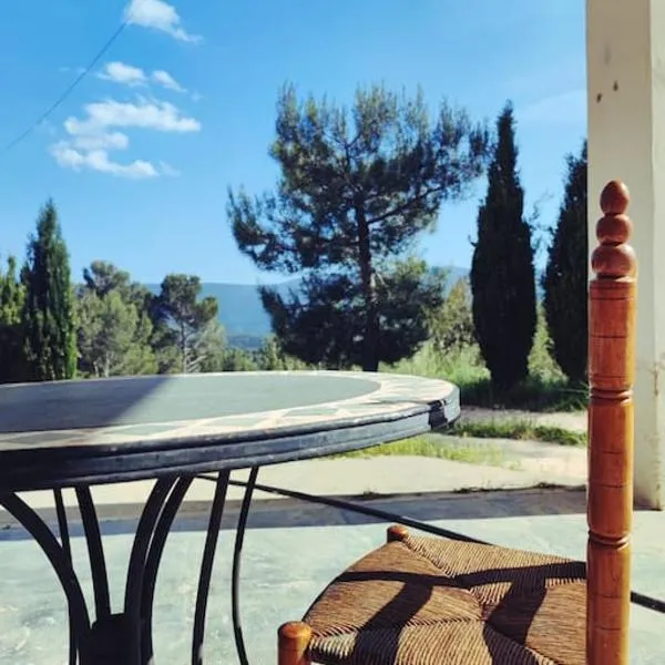 Apartment with pool in the mountains., hotel v destinaci Alicante