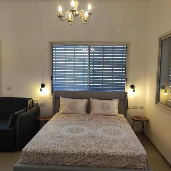 צימר השושנים, hotel v destinaci Qaşrīn
