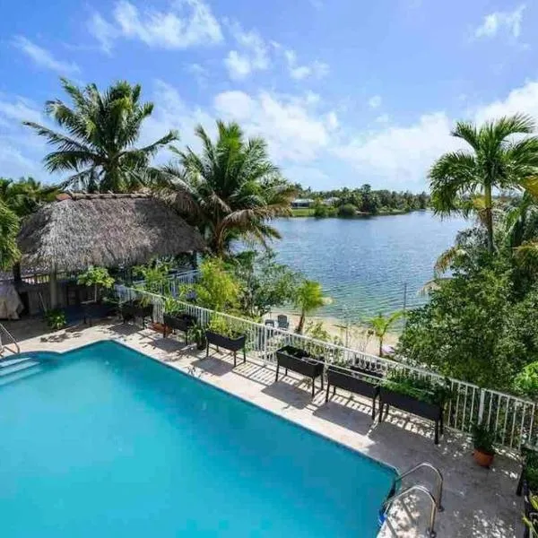 커틀러 베이에 위치한 호텔 Lakefront Duplex with Pool between Miami & Florida Keys 4 Bedroom 2 Bathroom