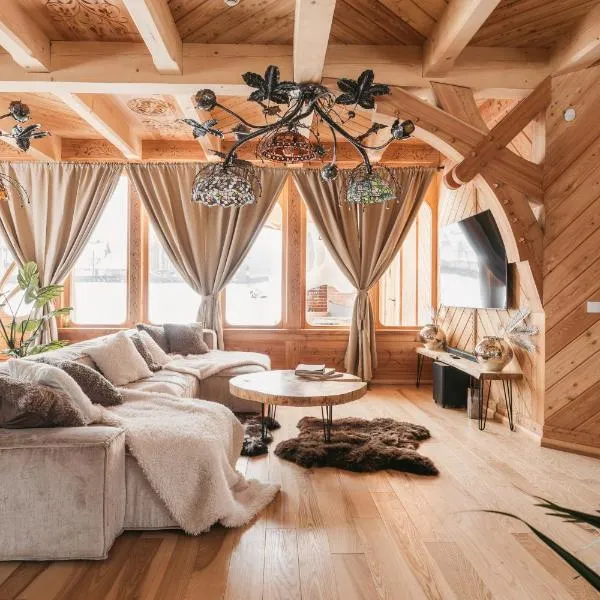 Art House Residence - Grand Luxury 350m2 Chalet - Mountain & Ski, hotelli kohteessa Białka Tatrzanska