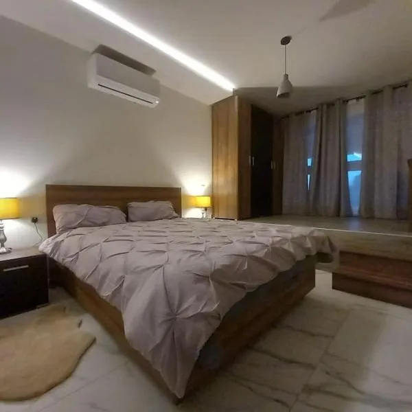 Brand new 1 bedroom studio flat、Gudjaのホテル