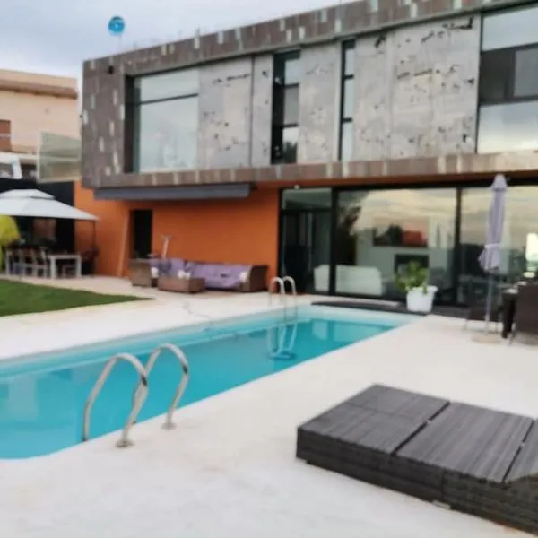 RENACER, Valencia a 30 minutos, Piscina y casa privadas para el huésped, Private pool and house for the guest, hotel in Pedralba