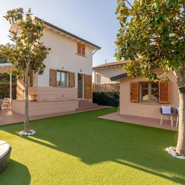 Villino Esse, Libero su 4 Lati più Dependance nel cuore della Versilia, hotel v destinaci Marina di Pietrasanta