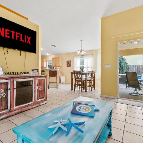Heart of the Waves - 3BR & 2BA Beach Retreat - NEW HOT TUB - Outside Patio with Grill & Seating, Steps to Fun!, hotel v destinaci Melbourne