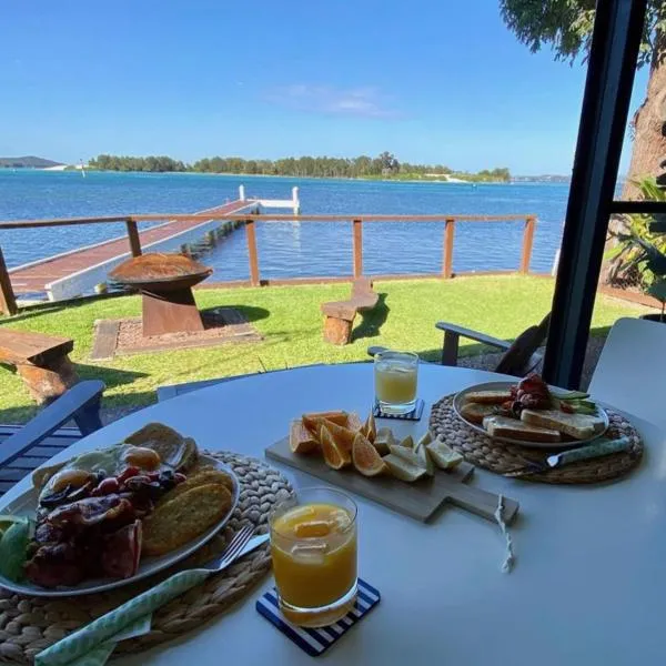 Serenity by the Lake - Romantic Waterfront Couple's Getaway, hotel em Cams Wharf