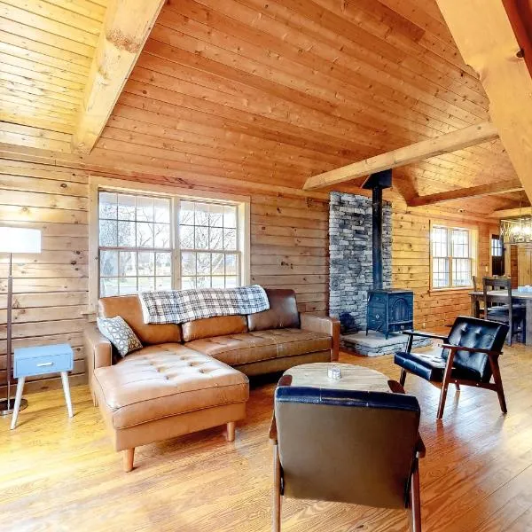 Modern Log Cabin with Vineyard Views、ペン・ヤンのホテル